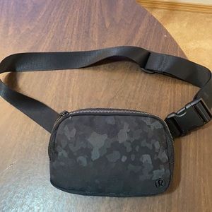 Lululemon Athleta Black Mono Camouflage On the move everywhere belt bag!